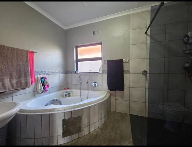 4 BEDROOM HOUSE FOR SALE IN GENERAL ALBERTSPARK